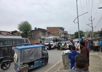 Water Crisis Sparks Protest in Batmaloo; Women Block Main Road at Mir Abad